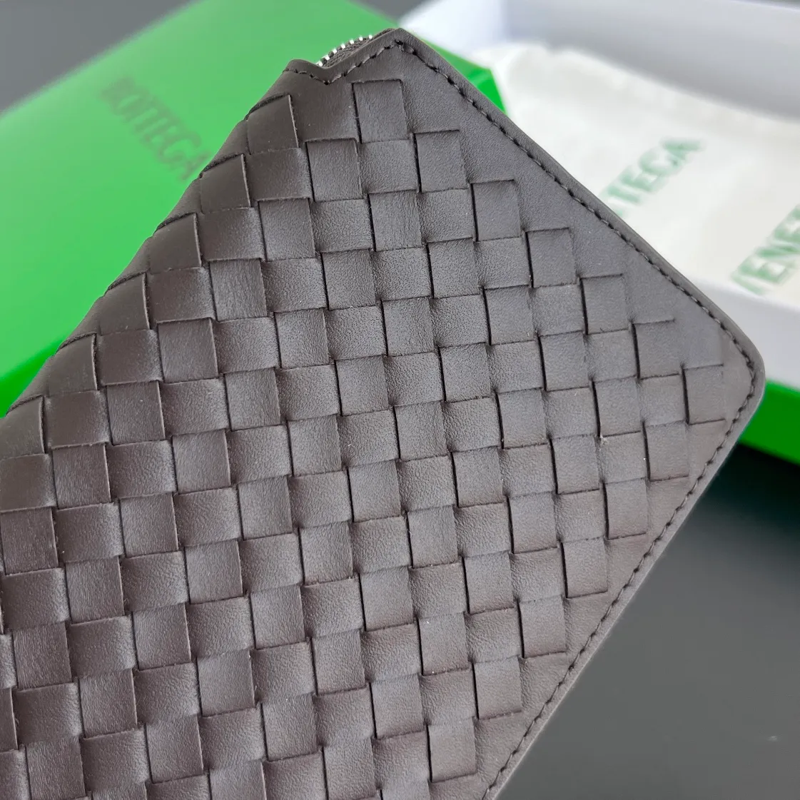 #Bv New Fine Woven Wallet 814680 The beloved small braid is back🎈Made of cowhide braid, soft, comfortable and textured. The detailed internal partition design and high-quality lining material ensure the durability and orderliness of the wallet. It can store cash/cards and other small items. It is very practical. It is enough to take it with you when you go out. This wallet is definitely your best choice. Size: 19x10x2 P1000